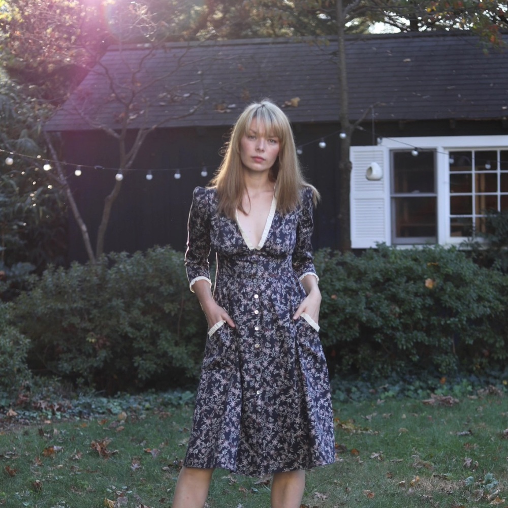 Vintage Floral Lace V-Neck Dress 90s Button Waist Fitted Knee Length 1990 Retro